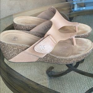 CLARKS~ Size 8 leather comfort wedge sandal